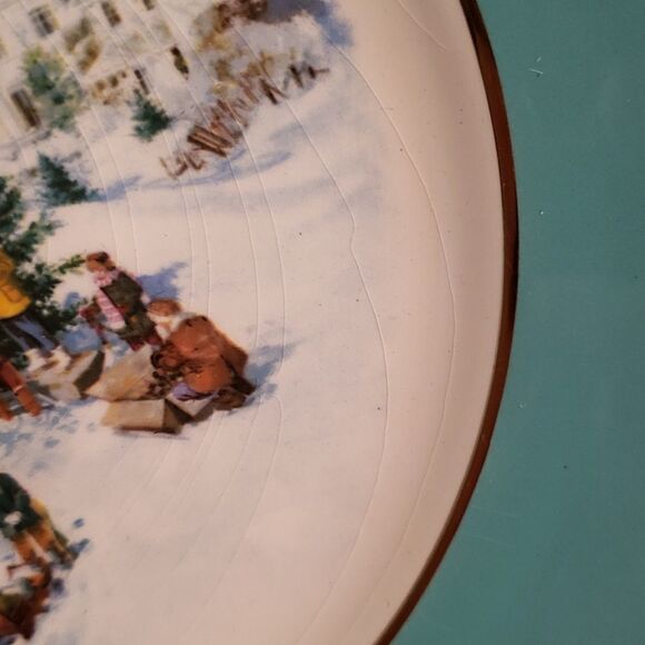 Vintage 1978 Avon Collector Plate "Trimming the Tree" - Picture 5 of 9